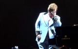 Elton John ferma in lacrime il concerto a Auckland: 